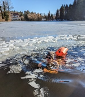 Die Psychologin Mercedes Mende beim Eisbaden, um mentale Stärke und Energie zu gewinnen