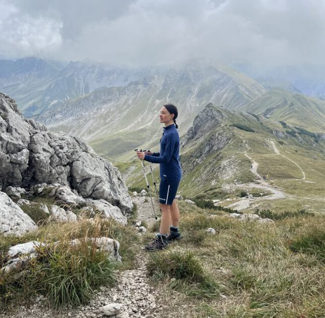 Mercedes Mende beim Wandern in ihrer zweiten Heimat in den Voralpen nahe dem Bodensee, wo sie Kraft für ihre Arbeit tankt.